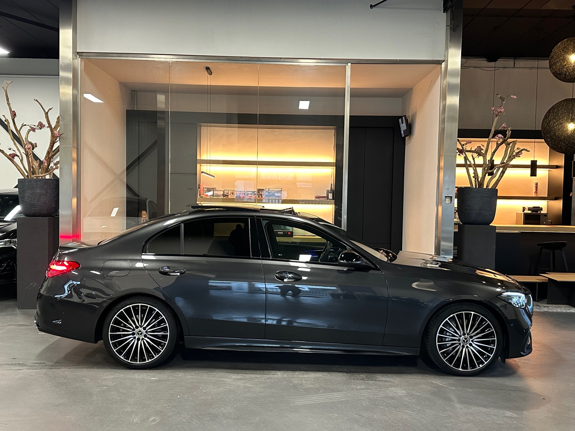 
Mercedes-Benz C-Klasse 180 AMG night Panorama Sfeerverlicht. 1e eigenaar vol									