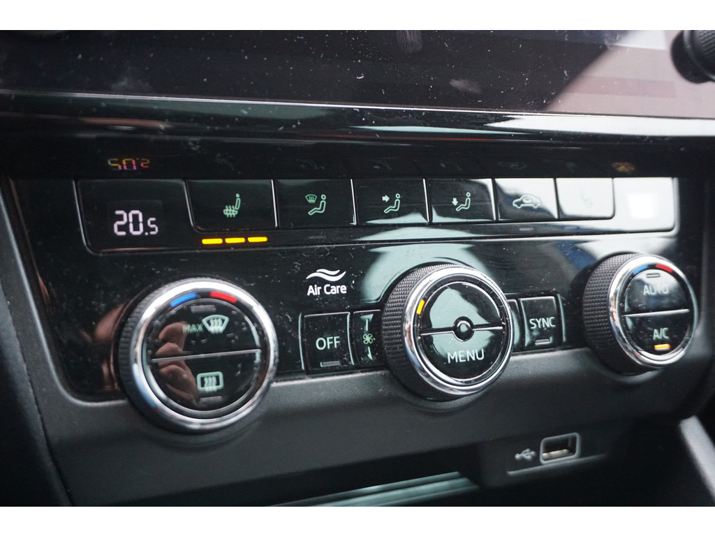 
Skoda Octavia Octavia Combi 1.0 TSI Ambition | PANO | CAMERA | FULL LED | TREKHAAK | STOELVERW. | HALF LEER | vol									