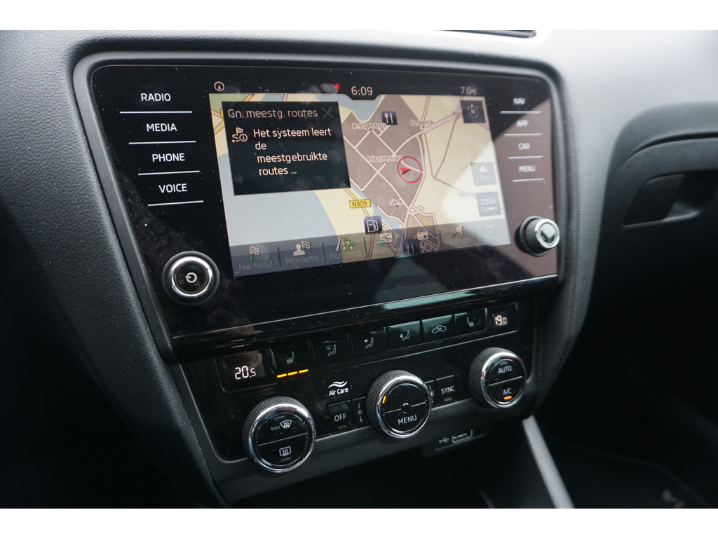 
Skoda Octavia Octavia Combi 1.0 TSI Ambition | PANO | CAMERA | FULL LED | TREKHAAK | STOELVERW. | HALF LEER | vol									