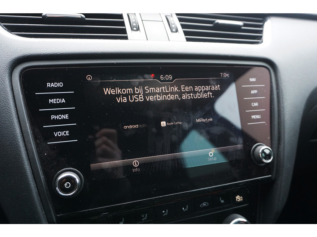 
Skoda Octavia Octavia Combi 1.0 TSI Ambition | PANO | CAMERA | FULL LED | TREKHAAK | STOELVERW. | HALF LEER | vol									