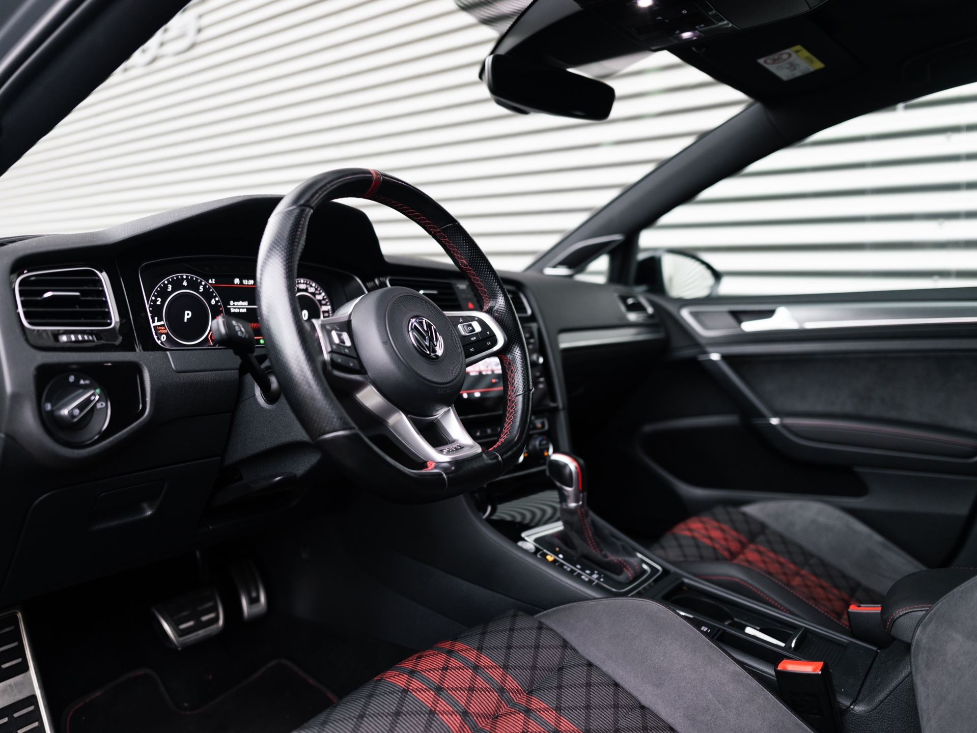 
Volkswagen Golf 2.0 TSI GTI TCR vol									