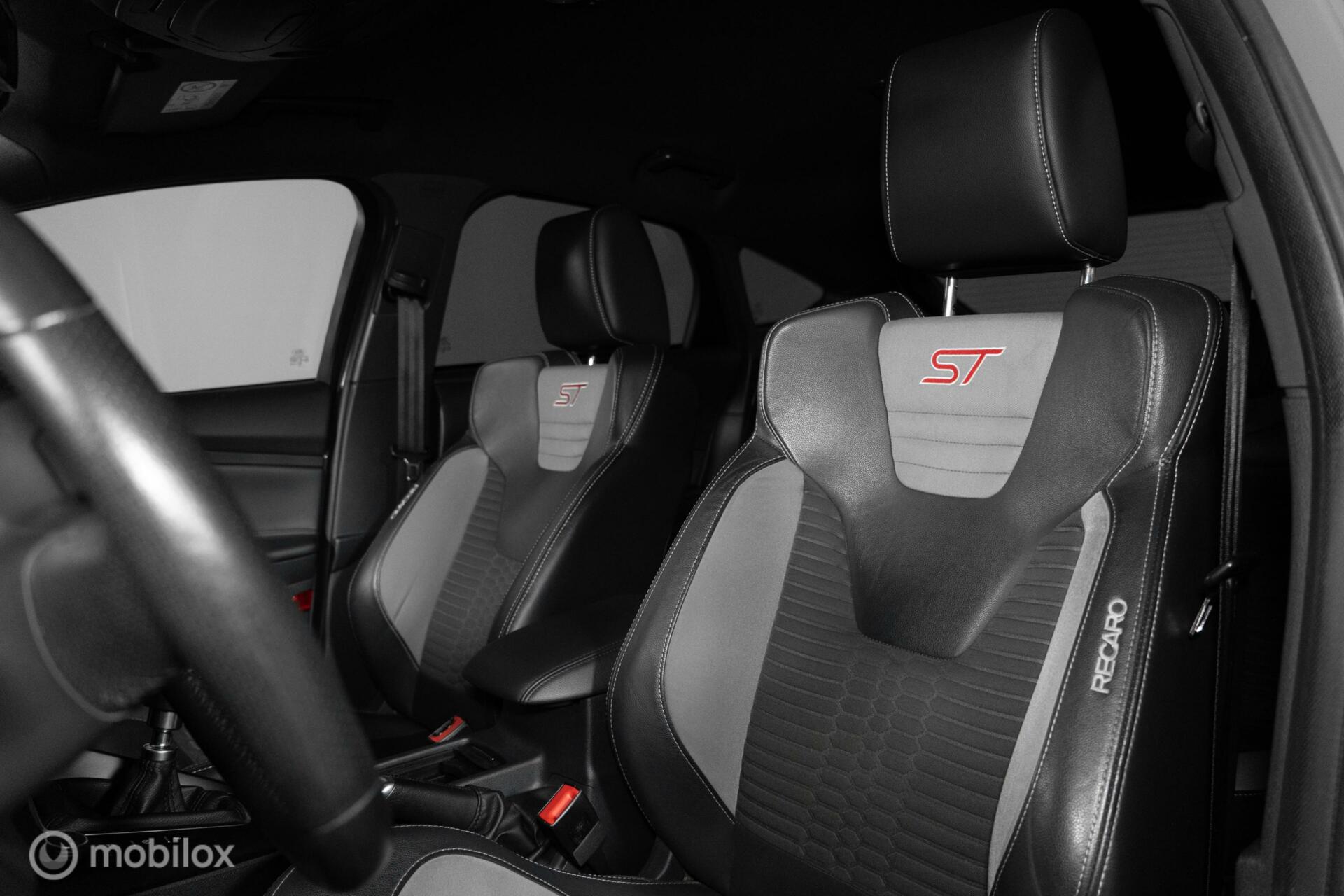 
Ford Focus 2.0 EcoBoost ST-3 RECARO vol									