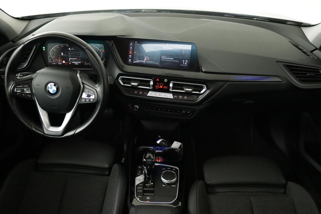 
BMW 1-serie 118i Executive Edition Automaat (PANORAMADAK, NAVIGATIE, PDC, VIRTUAL, CAMERA, CRUISE, NL-AUTO, DEALER ONDERHOUDEN) vol									