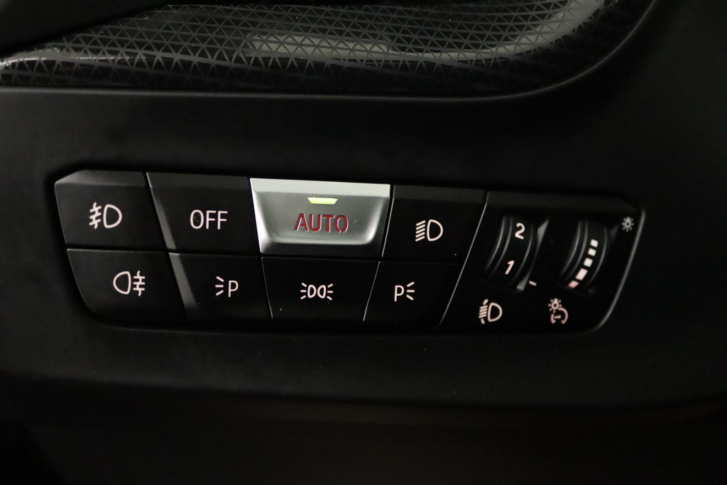 
BMW 1-serie 118i Executive Edition Automaat (PANORAMADAK, NAVIGATIE, PDC, VIRTUAL, CAMERA, CRUISE, NL-AUTO, DEALER ONDERHOUDEN) vol									