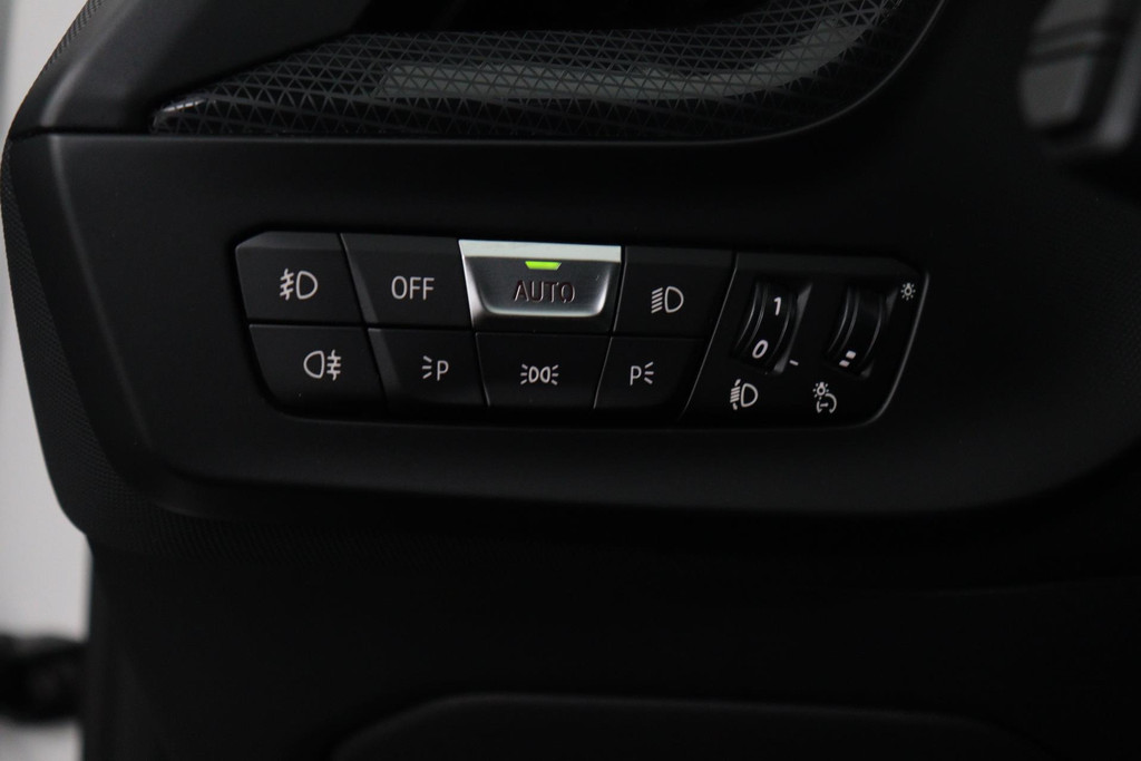 
BMW 1-serie 118i Executive Edition Automaat (NAVIGATIE, DIGITALE TELLER, CARPLAY, PARKEERSENS, LED, 1e EIGENAAR, DEALER ONDERH) vol									