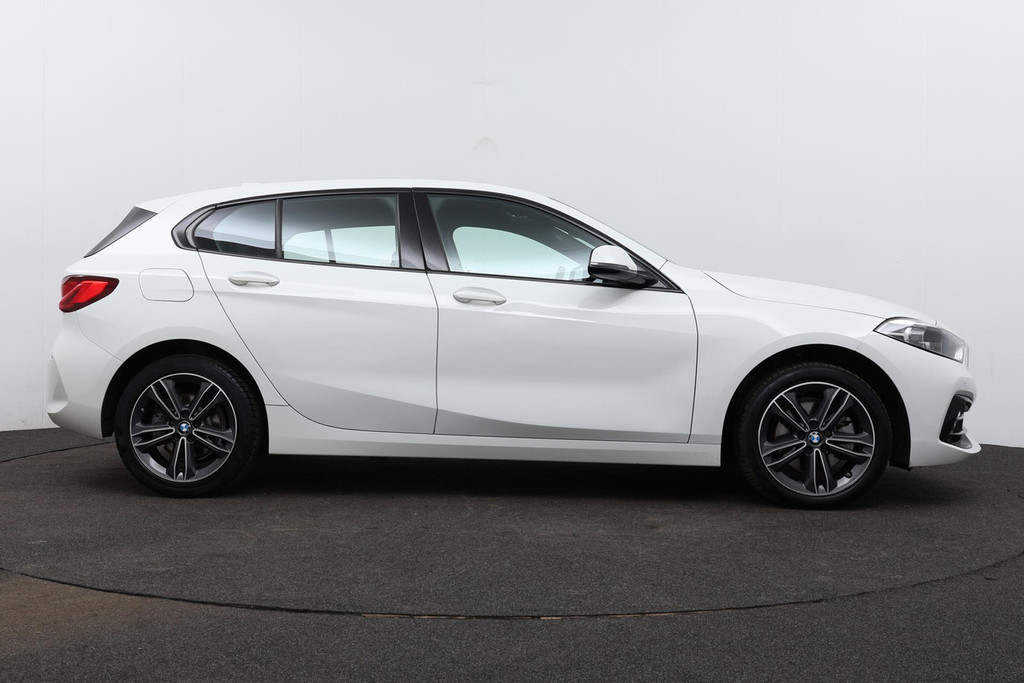 
BMW 1-serie 118i Executive Edition Automaat (NAVIGATIE, DIGITALE TELLER, CARPLAY, PARKEERSENS, LED, 1e EIGENAAR, DEALER ONDERH) vol									