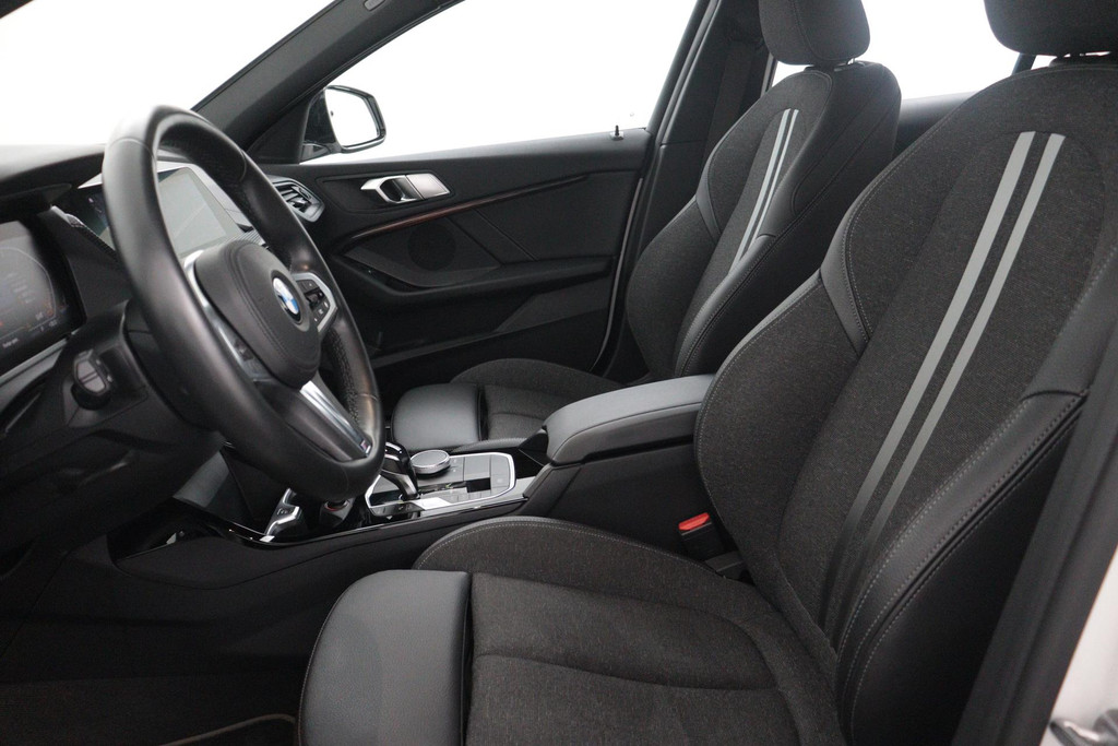 
BMW 1-serie 118i Executive Edition Automaat (NAVIGATIE, DIGITALE TELLER, CARPLAY, PARKEERSENS, LED, 1e EIGENAAR, DEALER ONDERH) vol									