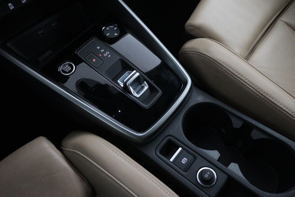 
Audi A3 Limousine 30 TFSI Business edition Automaat (VIRTUAL, CAMERA, PDC, NAVIGATIE, CRUISE, LANE, NL-AUTO, GOED ONDERHOUDEN) vol									