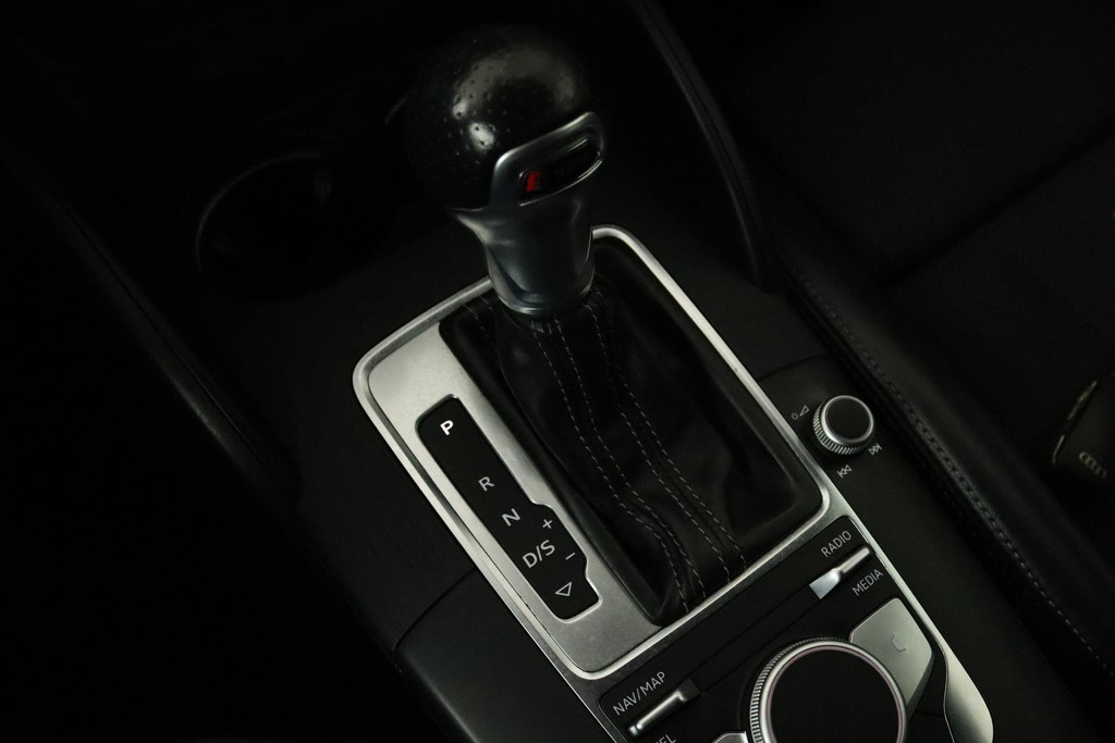 
Audi A3 Sportback 35 TFSI CoD Sport S Line Edition Automaat (PANORAMADAK, NAVIGATIE, PDC, CRUISE, NL-AUTO, GOED ONDERHOUDEN) vol									