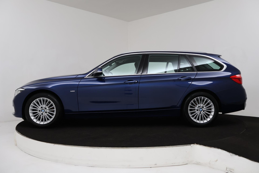 
BMW 3 Serie Touring 318i Luxury Edition (CRUISE CONTROL, NAVIGATIE, PARKEERSENSOREN, STOELVERWARMING, NL-AUTO) vol									