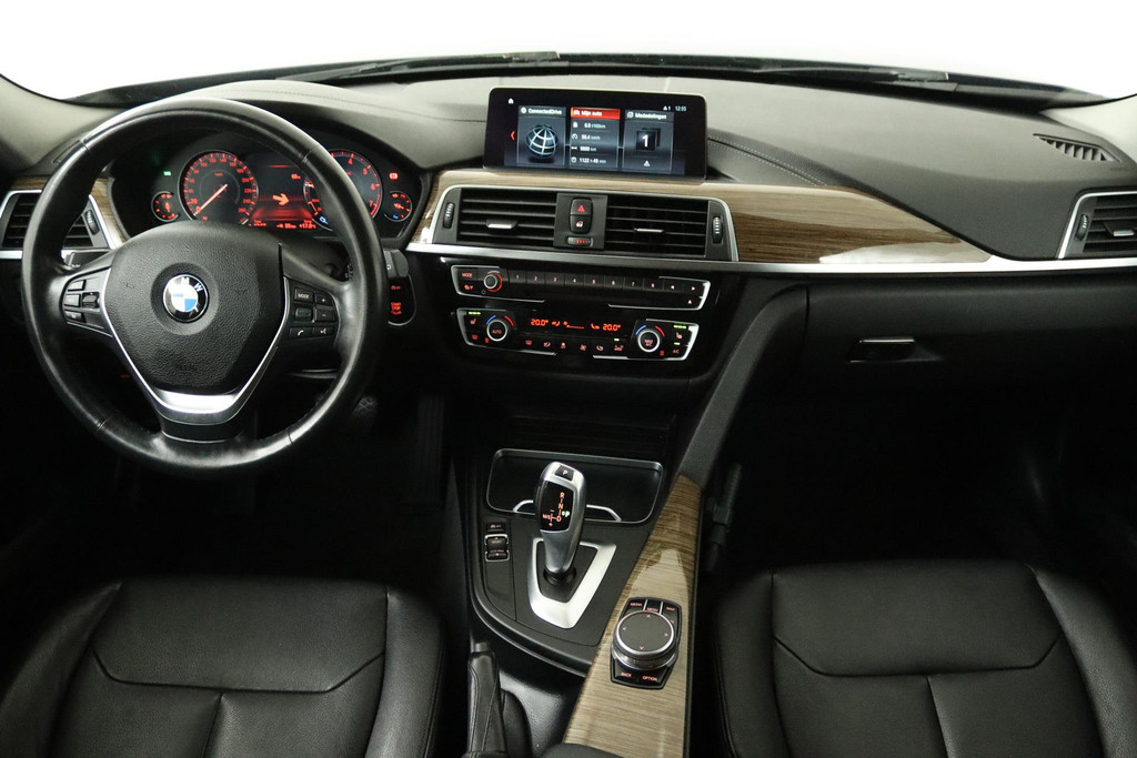 
BMW 3 Serie Touring 318i Luxury Edition (CRUISE CONTROL, NAVIGATIE, PARKEERSENSOREN, STOELVERWARMING, NL-AUTO) vol									