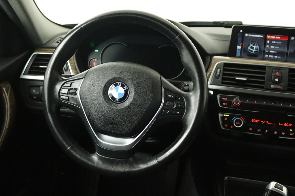 
BMW 3 Serie Touring 318i Luxury Edition (CRUISE CONTROL, NAVIGATIE, PARKEERSENSOREN, STOELVERWARMING, NL-AUTO) vol									