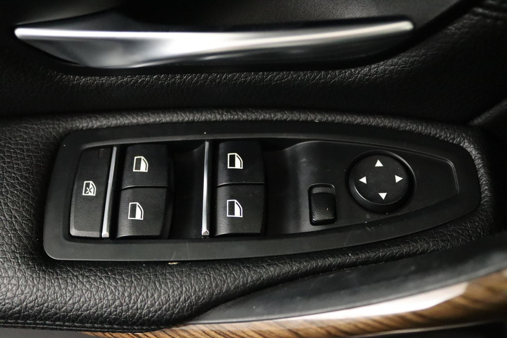 
BMW 3 Serie Touring 318i Luxury Edition (CRUISE CONTROL, NAVIGATIE, PARKEERSENSOREN, STOELVERWARMING, NL-AUTO) vol									