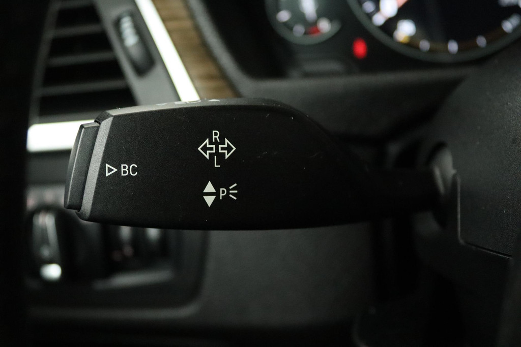 
BMW 3 Serie Touring 318i Luxury Edition (CRUISE CONTROL, NAVIGATIE, PARKEERSENSOREN, STOELVERWARMING, NL-AUTO) vol									