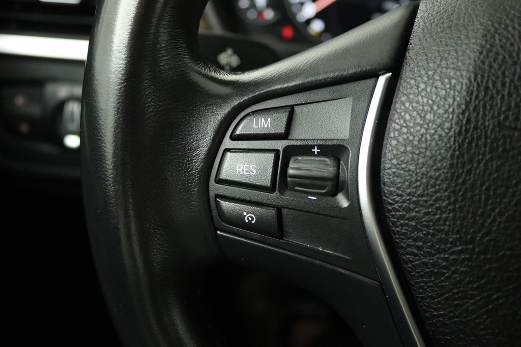 
BMW 3 Serie Touring 318i Luxury Edition (CRUISE CONTROL, NAVIGATIE, PARKEERSENSOREN, STOELVERWARMING, NL-AUTO) vol									