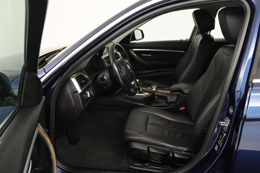 
BMW 3 Serie Touring 318i Luxury Edition (CRUISE CONTROL, NAVIGATIE, PARKEERSENSOREN, STOELVERWARMING, NL-AUTO) vol									