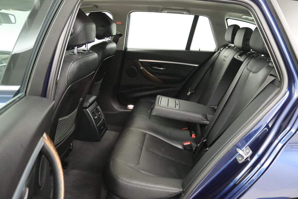 
BMW 3 Serie Touring 318i Luxury Edition (CRUISE CONTROL, NAVIGATIE, PARKEERSENSOREN, STOELVERWARMING, NL-AUTO) vol									