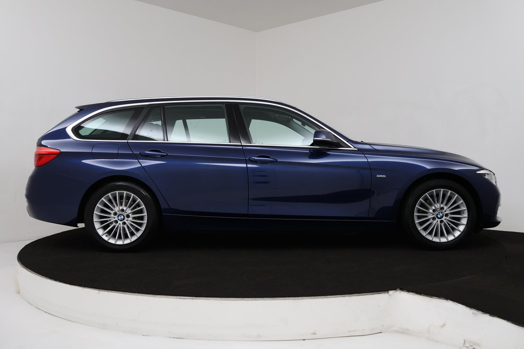 
BMW 3 Serie Touring 318i Luxury Edition (CRUISE CONTROL, NAVIGATIE, PARKEERSENSOREN, STOELVERWARMING, NL-AUTO) vol									
