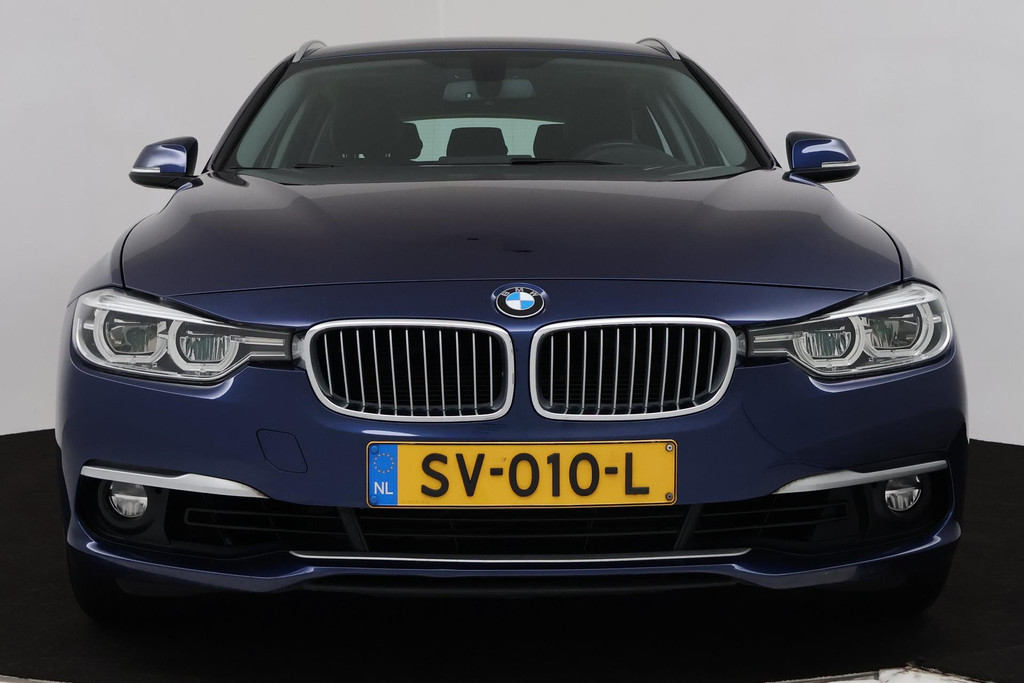 
BMW 3 Serie Touring 318i Luxury Edition (CRUISE CONTROL, NAVIGATIE, PARKEERSENSOREN, STOELVERWARMING, NL-AUTO) vol									