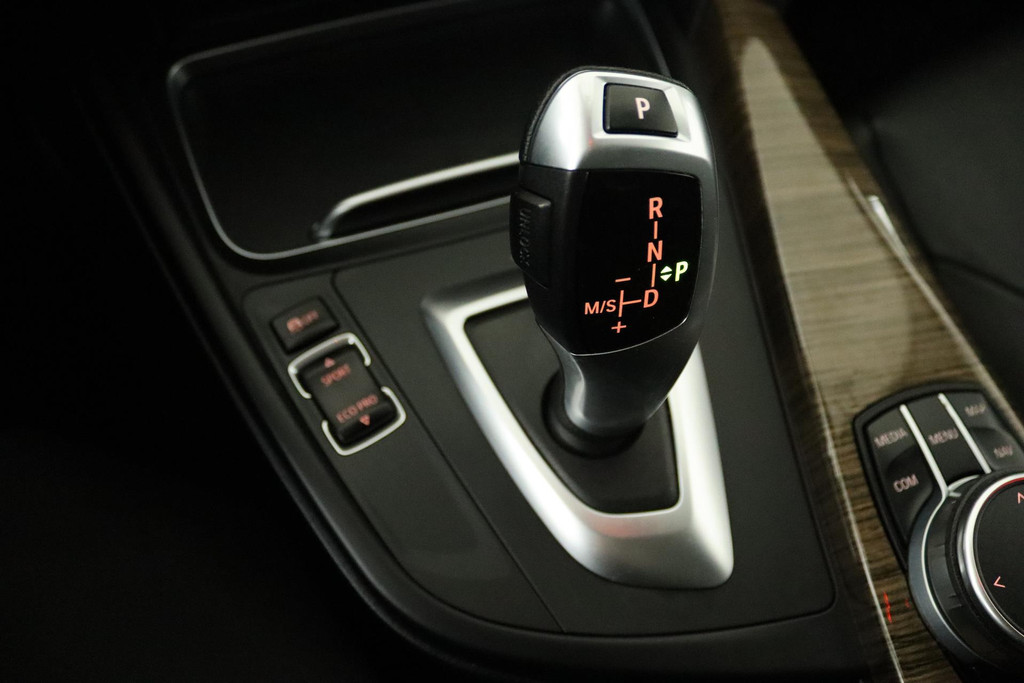 
BMW 3 Serie Touring 318i Luxury Edition (CRUISE CONTROL, NAVIGATIE, PARKEERSENSOREN, STOELVERWARMING, NL-AUTO) vol									