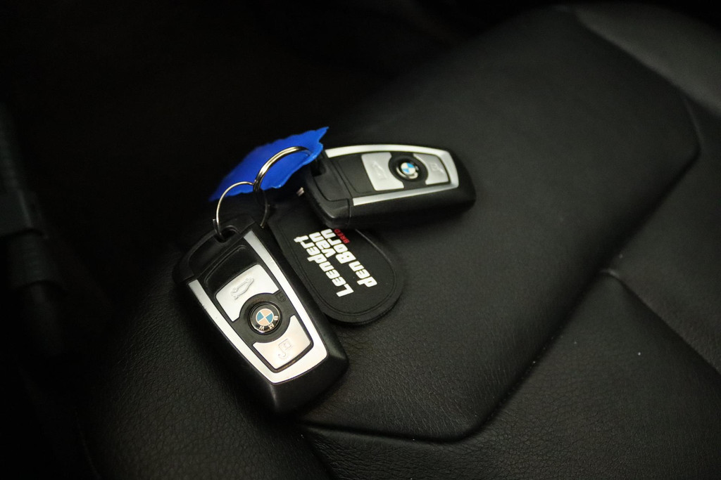 
BMW 3 Serie Touring 318i Luxury Edition (CRUISE CONTROL, NAVIGATIE, PARKEERSENSOREN, STOELVERWARMING, NL-AUTO) vol									