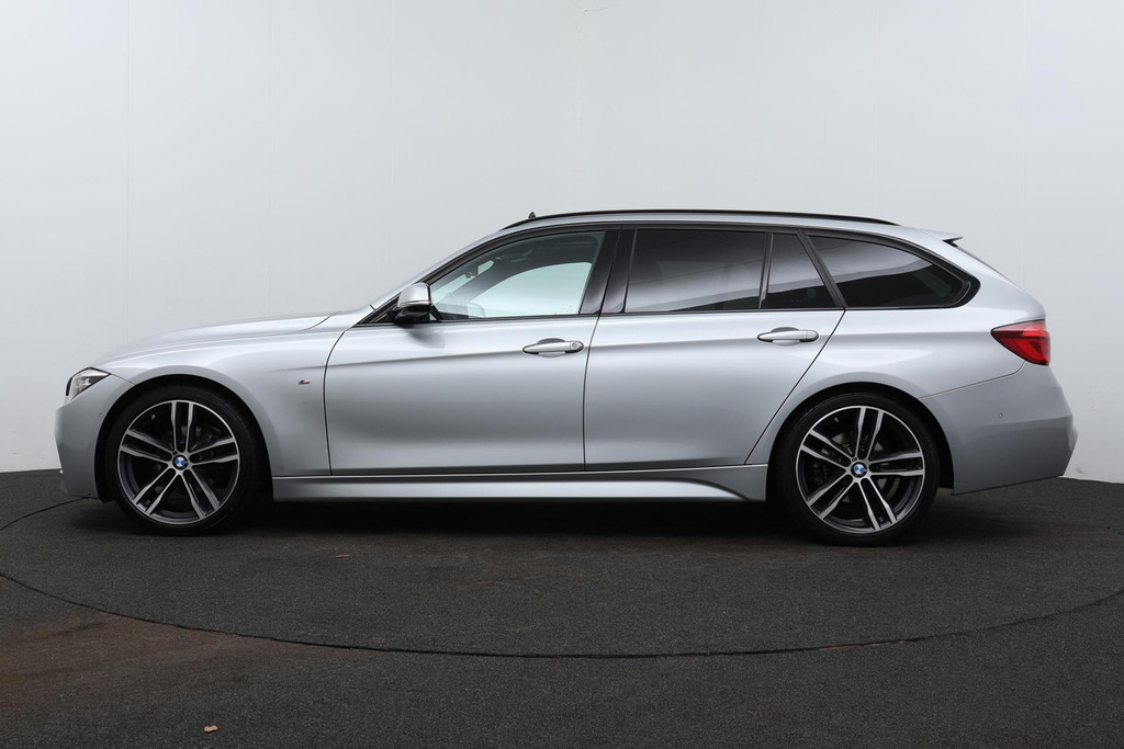 
BMW 3 Serie Touring 318i M Sport Corporate Lease Automaat (PANODAK, CAMERA, NAVIGATIE, STOELV, PDC, NL-AUTO, DEALER ONDERHOUDEN) vol									