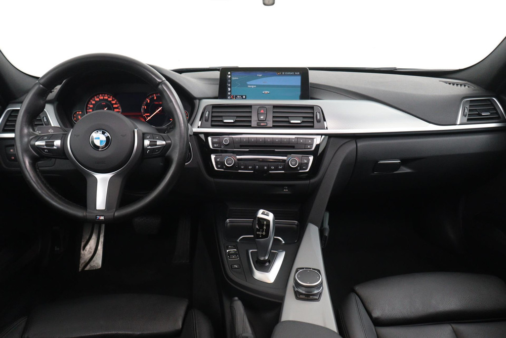 
BMW 3 Serie Touring 318i M Sport Corporate Lease Automaat (PANODAK, CAMERA, NAVIGATIE, STOELV, PDC, NL-AUTO, DEALER ONDERHOUDEN) vol									