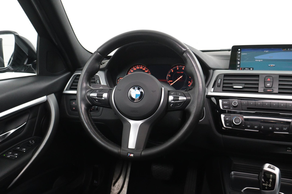 
BMW 3 Serie Touring 318i M Sport Corporate Lease Automaat (PANODAK, CAMERA, NAVIGATIE, STOELV, PDC, NL-AUTO, DEALER ONDERHOUDEN) vol									
