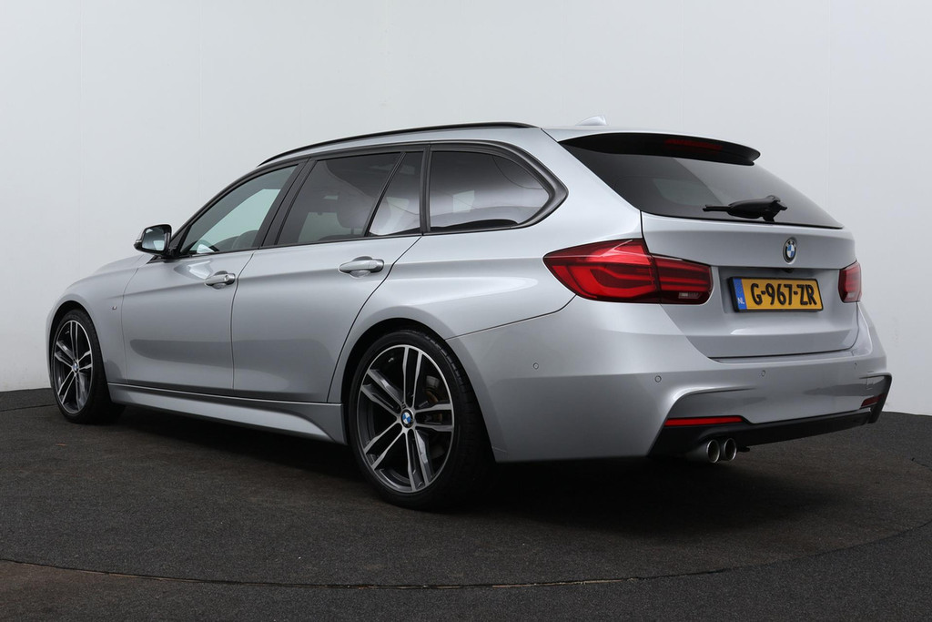 
BMW 3 Serie Touring 318i M Sport Corporate Lease Automaat (PANODAK, CAMERA, NAVIGATIE, STOELV, PDC, NL-AUTO, DEALER ONDERHOUDEN) vol									