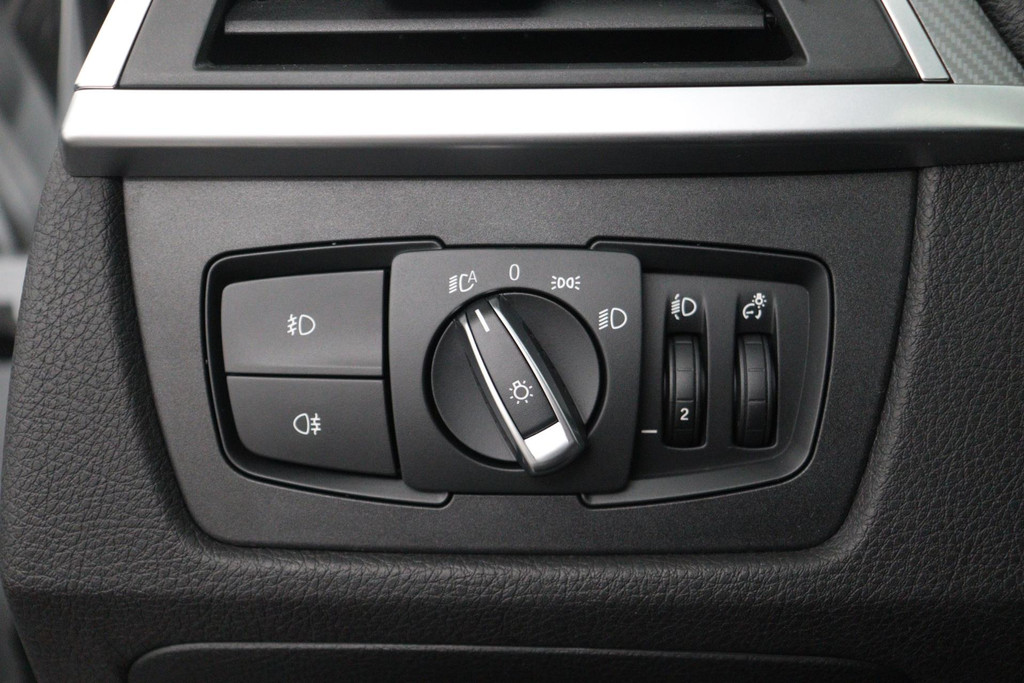 
BMW 3 Serie Touring 318i M Sport Corporate Lease Automaat (PANODAK, CAMERA, NAVIGATIE, STOELV, PDC, NL-AUTO, DEALER ONDERHOUDEN) vol									