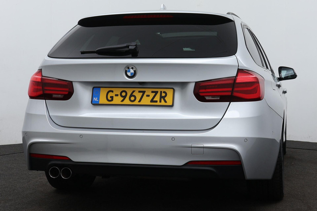 
BMW 3 Serie Touring 318i M Sport Corporate Lease Automaat (PANODAK, CAMERA, NAVIGATIE, STOELV, PDC, NL-AUTO, DEALER ONDERHOUDEN) vol									