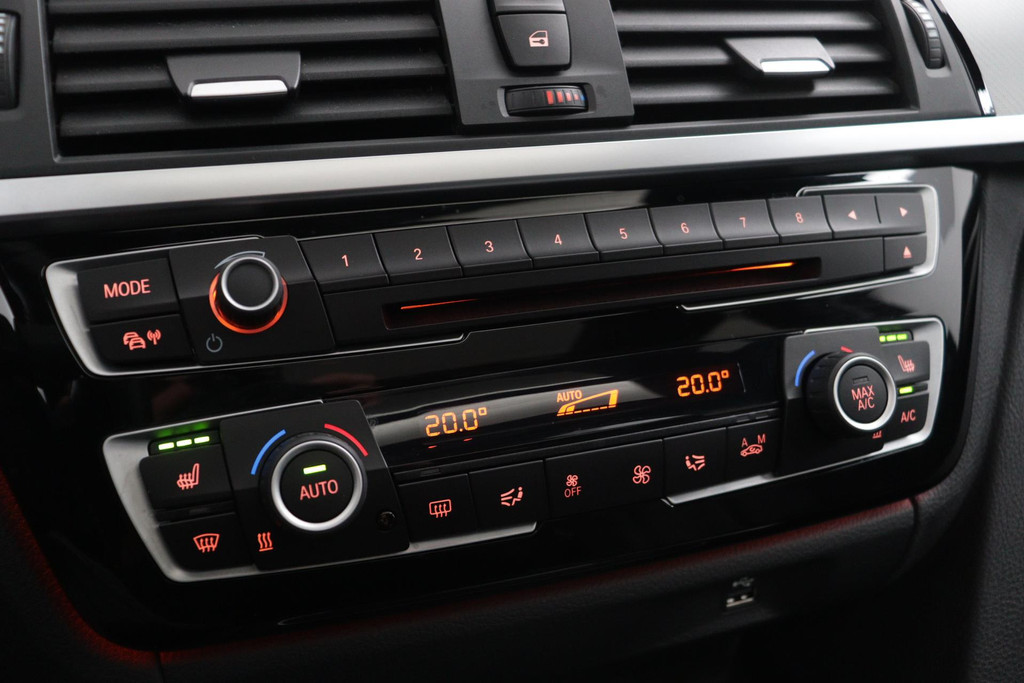 
BMW 3 Serie Touring 318i M Sport Corporate Lease Automaat (PANODAK, CAMERA, NAVIGATIE, STOELV, PDC, NL-AUTO, DEALER ONDERHOUDEN) vol									