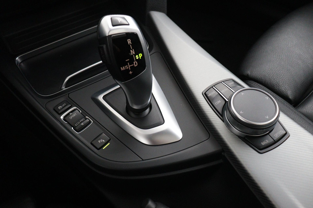 
BMW 3 Serie Touring 318i M Sport Corporate Lease Automaat (PANODAK, CAMERA, NAVIGATIE, STOELV, PDC, NL-AUTO, DEALER ONDERHOUDEN) vol									