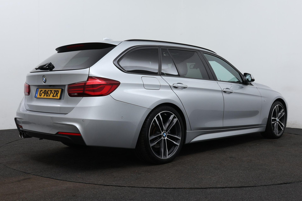 
BMW 3 Serie Touring 318i M Sport Corporate Lease Automaat (PANODAK, CAMERA, NAVIGATIE, STOELV, PDC, NL-AUTO, DEALER ONDERHOUDEN) vol									
