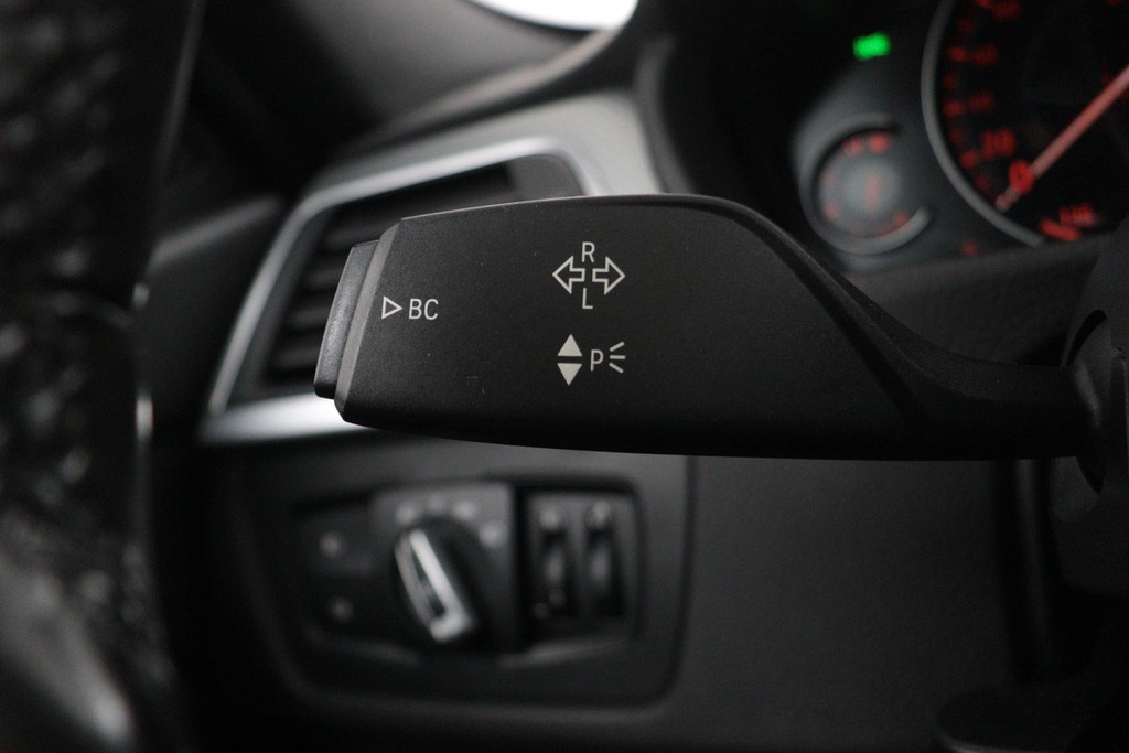 
BMW 3 Serie Touring 318i M Sport Corporate Lease Automaat (PANODAK, CAMERA, NAVIGATIE, STOELV, PDC, NL-AUTO, DEALER ONDERHOUDEN) vol									