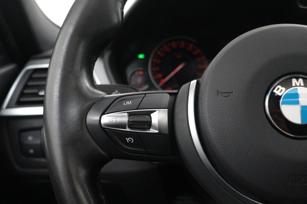 
BMW 3 Serie Touring 318i M Sport Corporate Lease Automaat (PANODAK, CAMERA, NAVIGATIE, STOELV, PDC, NL-AUTO, DEALER ONDERHOUDEN) vol									