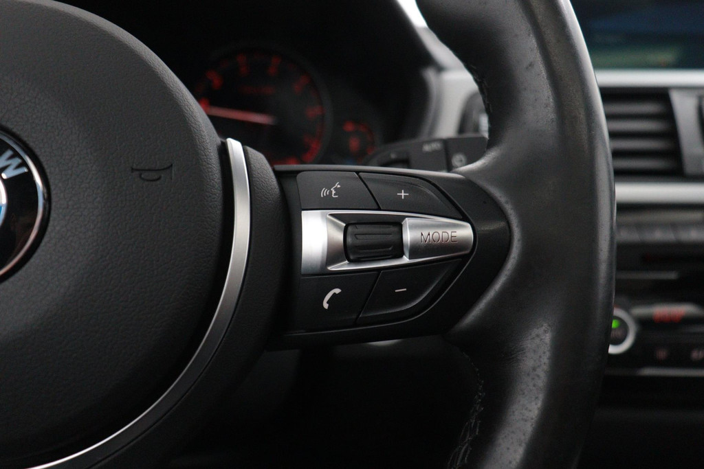 
BMW 3 Serie Touring 318i M Sport Corporate Lease Automaat (PANODAK, CAMERA, NAVIGATIE, STOELV, PDC, NL-AUTO, DEALER ONDERHOUDEN) vol									