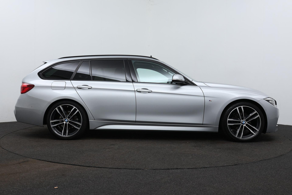 
BMW 3 Serie Touring 318i M Sport Corporate Lease Automaat (PANODAK, CAMERA, NAVIGATIE, STOELV, PDC, NL-AUTO, DEALER ONDERHOUDEN) vol									