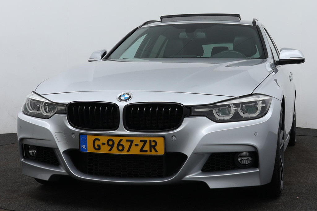 
BMW 3 Serie Touring 318i M Sport Corporate Lease Automaat (PANODAK, CAMERA, NAVIGATIE, STOELV, PDC, NL-AUTO, DEALER ONDERHOUDEN) vol									
