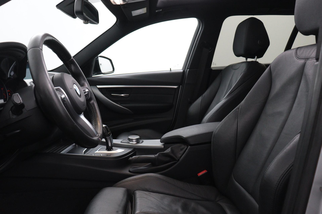 
BMW 3 Serie Touring 318i M Sport Corporate Lease Automaat (PANODAK, CAMERA, NAVIGATIE, STOELV, PDC, NL-AUTO, DEALER ONDERHOUDEN) vol									