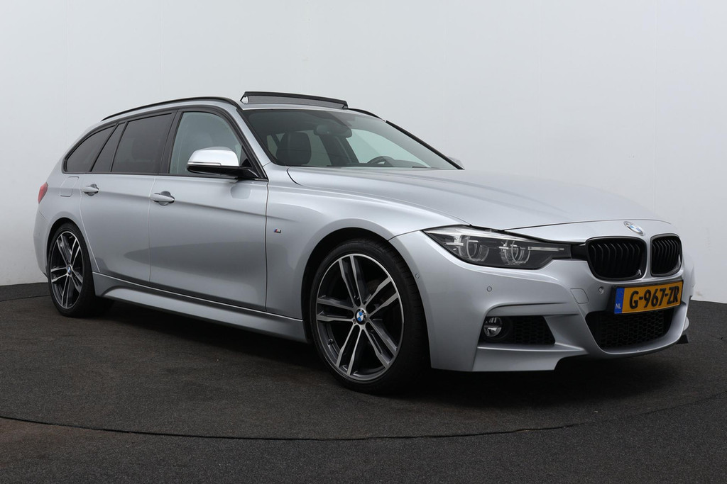 
BMW 3 Serie Touring 318i M Sport Corporate Lease Automaat (PANODAK, CAMERA, NAVIGATIE, STOELV, PDC, NL-AUTO, DEALER ONDERHOUDEN) vol									