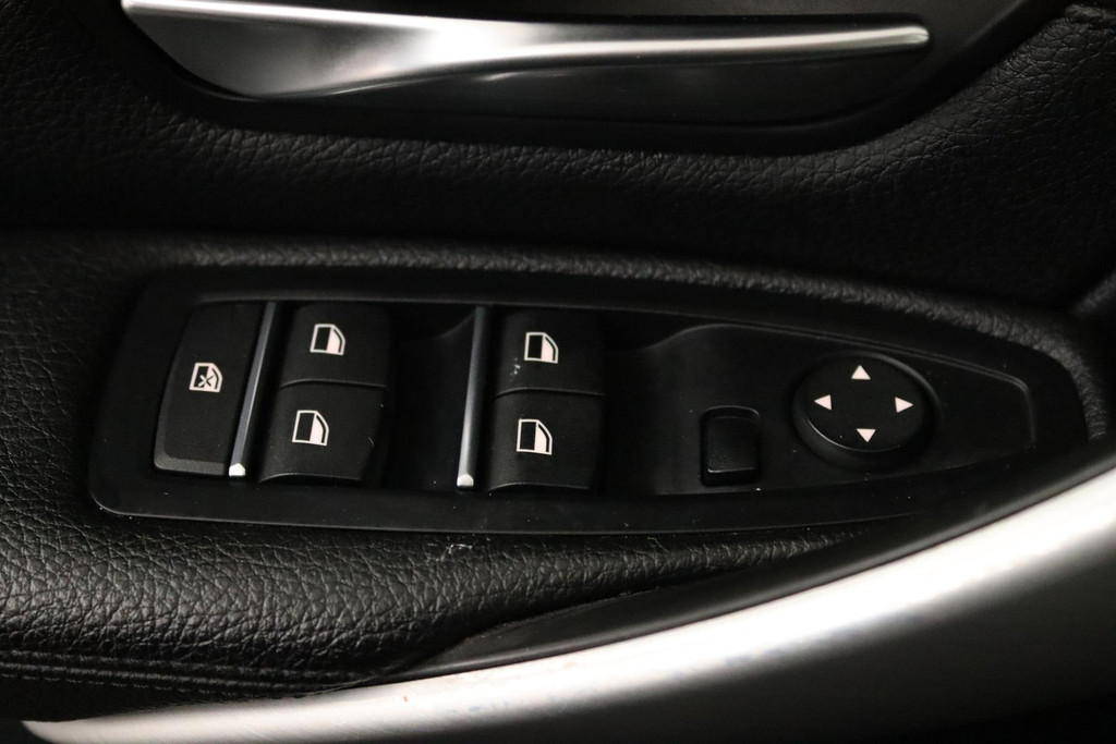 
BMW 3 Serie Touring 318i M Sport Corporate Lease Automaat (VIRTUAL, TREKHAAK, STOELV, CLIMATE, NL-AUTO, DEALER ONDERHOUDEN) vol									