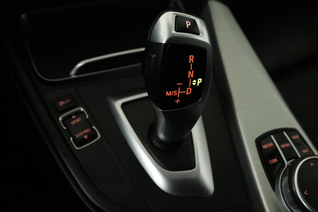 
BMW 3 Serie Touring 318i M Sport Corporate Lease Automaat (VIRTUAL, TREKHAAK, STOELV, CLIMATE, NL-AUTO, DEALER ONDERHOUDEN) vol									