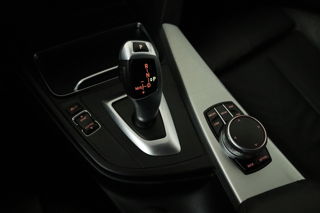 
BMW 3 Serie Touring 318i M Sport Corporate Lease Automaat (VIRTUAL, TREKHAAK, STOELV, CLIMATE, NL-AUTO, DEALER ONDERHOUDEN) vol									