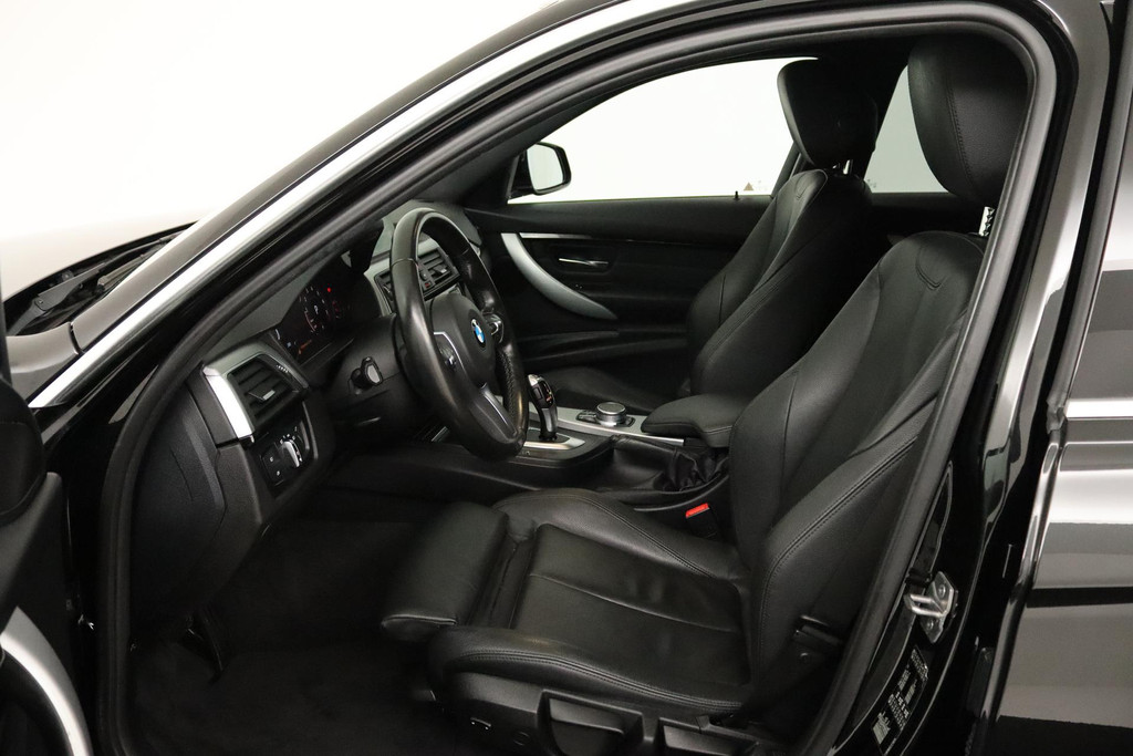 
BMW 3 Serie Touring 318i M Sport Corporate Lease Automaat (VIRTUAL, TREKHAAK, STOELV, CLIMATE, NL-AUTO, DEALER ONDERHOUDEN) vol									