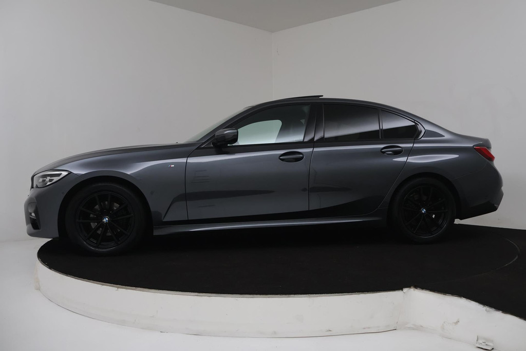 
BMW 3 Serie 318i Executive Edition Automaat (PANORAMADAK, NAVIGATIE, PDC, CAMERA, SFEERV, CRUISE, NL-AUTO, DEALER ONDERHOUDEN) vol									