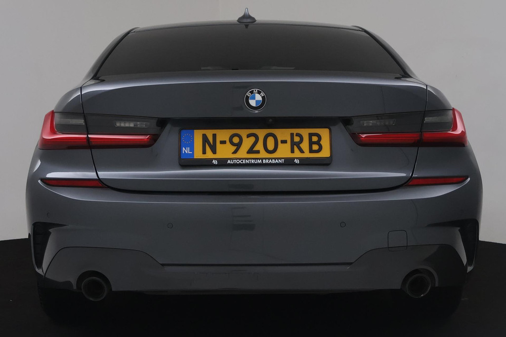 
BMW 3 Serie 318i Executive Edition Automaat (PANORAMADAK, NAVIGATIE, PDC, CAMERA, SFEERV, CRUISE, NL-AUTO, DEALER ONDERHOUDEN) vol									