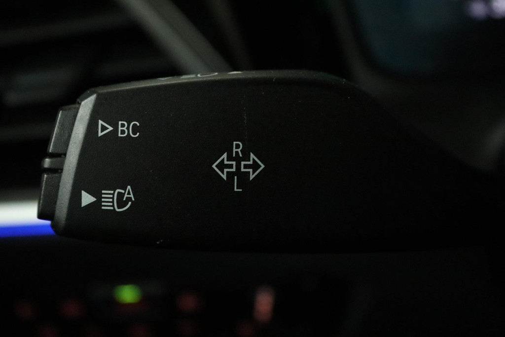 
BMW 3 Serie 318i Executive Edition Automaat (PANORAMADAK, NAVIGATIE, PDC, CAMERA, SFEERV, CRUISE, NL-AUTO, DEALER ONDERHOUDEN) vol									