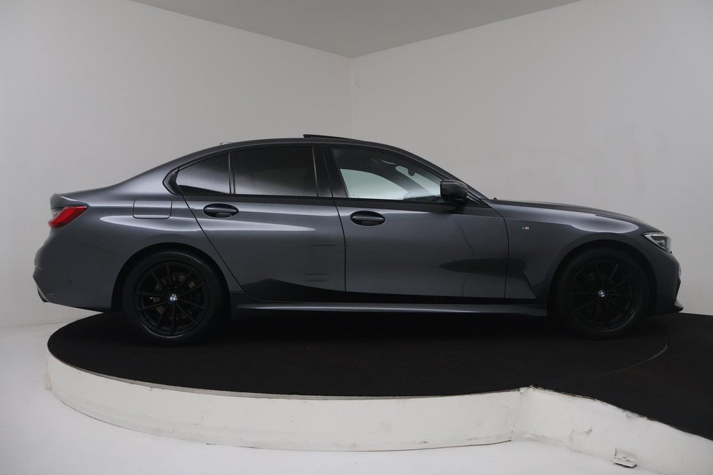 
BMW 3 Serie 318i Executive Edition Automaat (PANORAMADAK, NAVIGATIE, PDC, CAMERA, SFEERV, CRUISE, NL-AUTO, DEALER ONDERHOUDEN) vol									