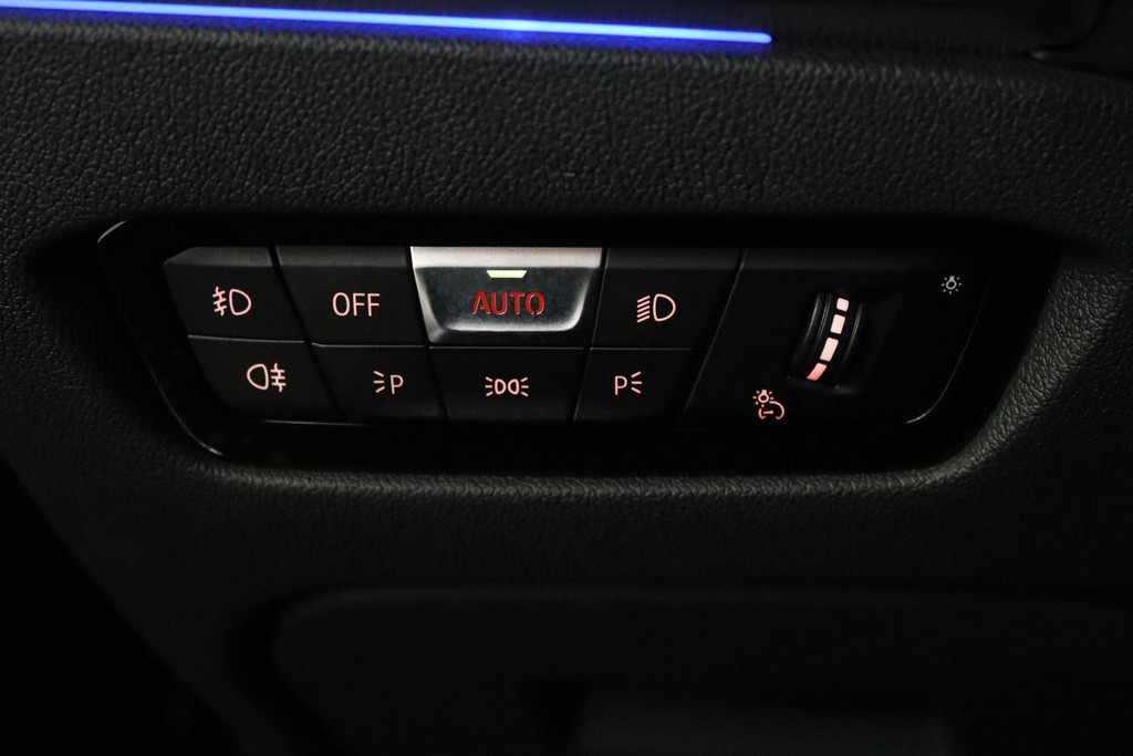 
BMW 3 Serie 318i Executive Edition Automaat (PANORAMADAK, NAVIGATIE, PDC, CAMERA, SFEERV, CRUISE, NL-AUTO, DEALER ONDERHOUDEN) vol									